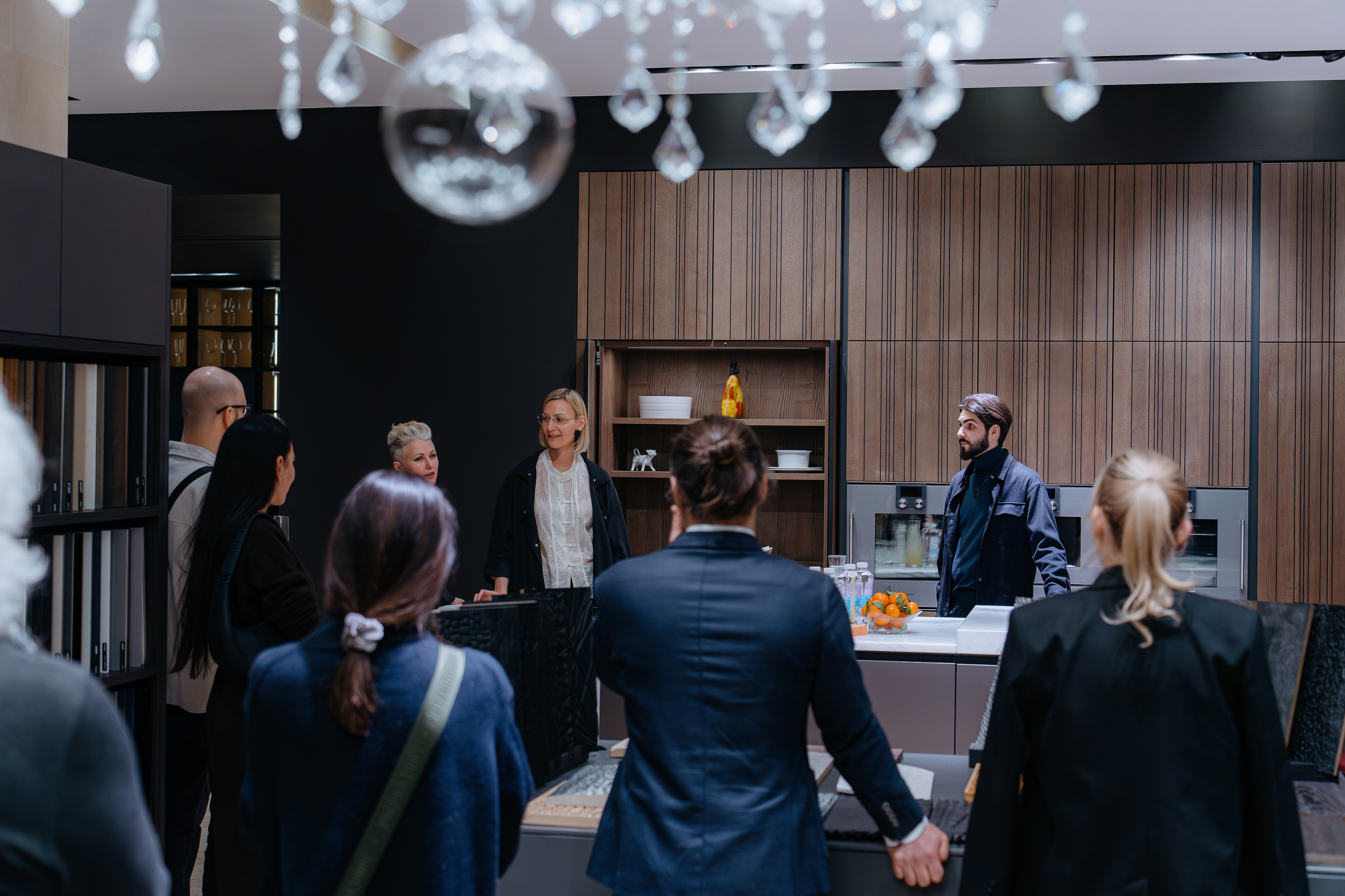 Коллаборация российской арт-мастерской WoodzenArt и высокотехнологичных кухонь Leicht в салоне «Кухонные Интерьеры»