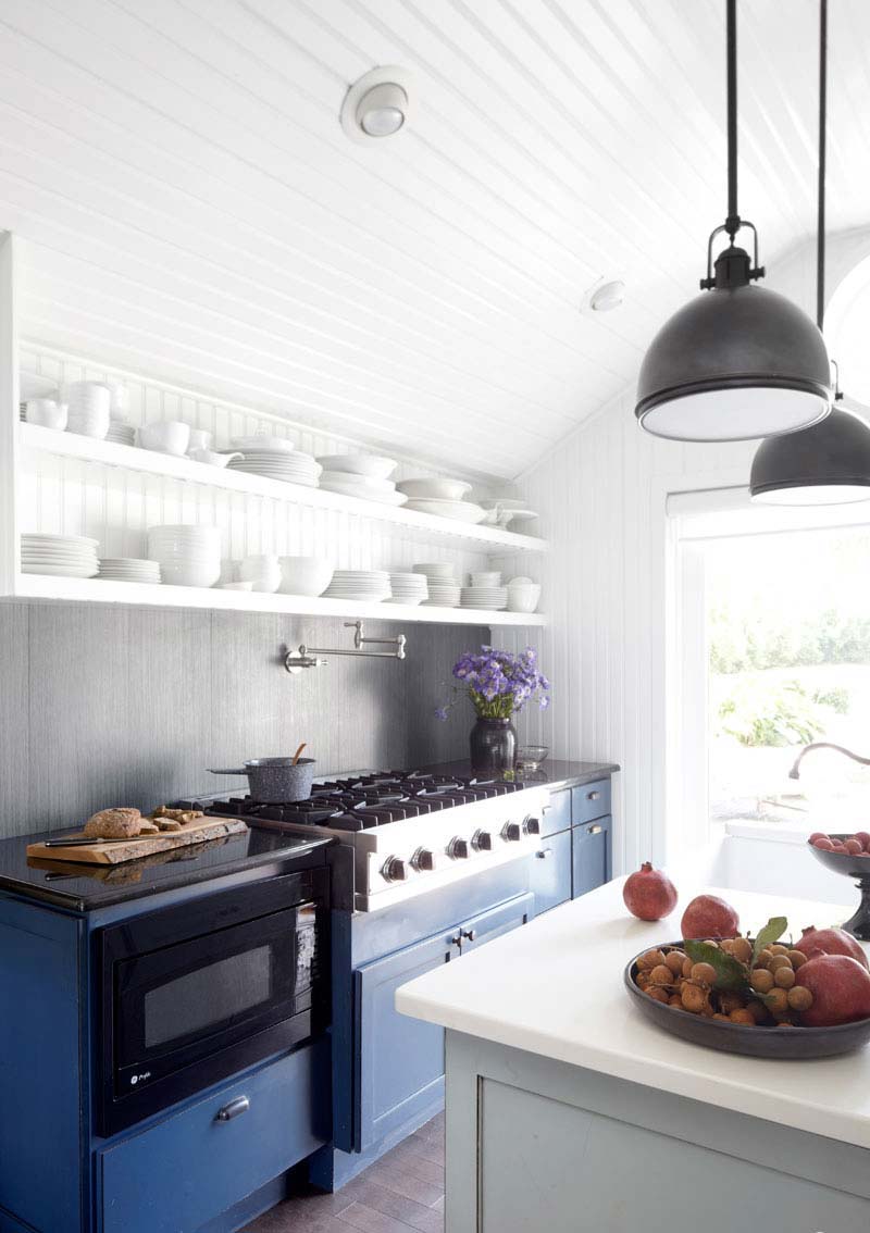 04-hbx-blue-farmhouse-kitchen-0413-de