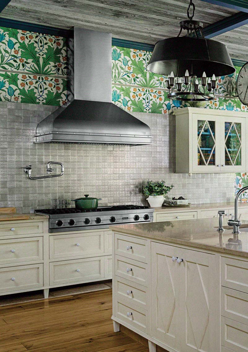 08-hbx-wallpapered-kitchen-0913-de