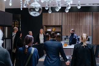 Коллаборация российской арт-мастерской WoodzenArt и высокотехнологичных кухонь Leicht в салоне «Кухонные Интерьеры»